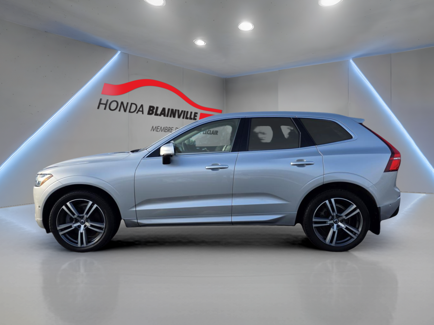 2022 Volvo XC40 - Image 5