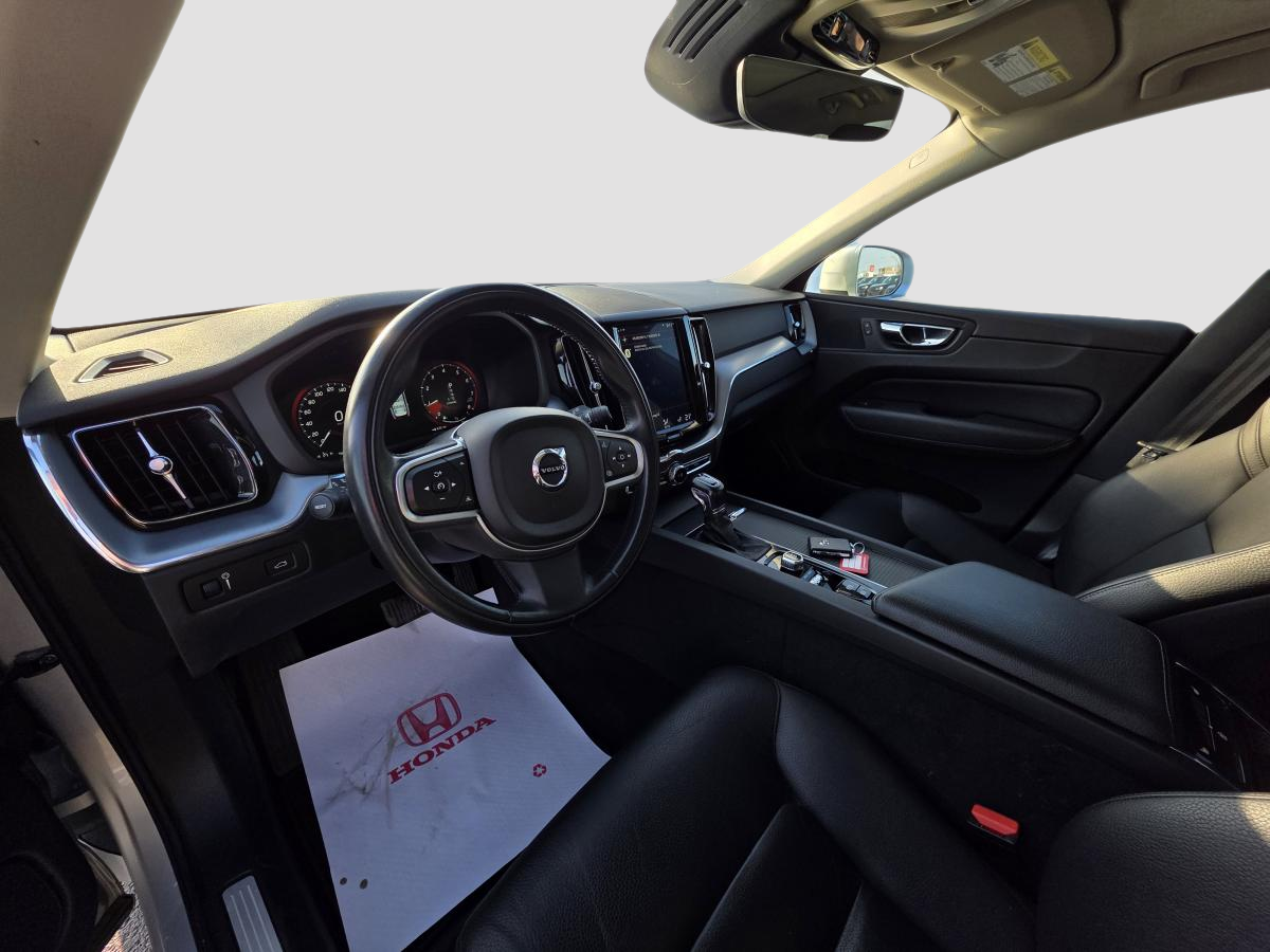 2022 Volvo XC40 - Image 10