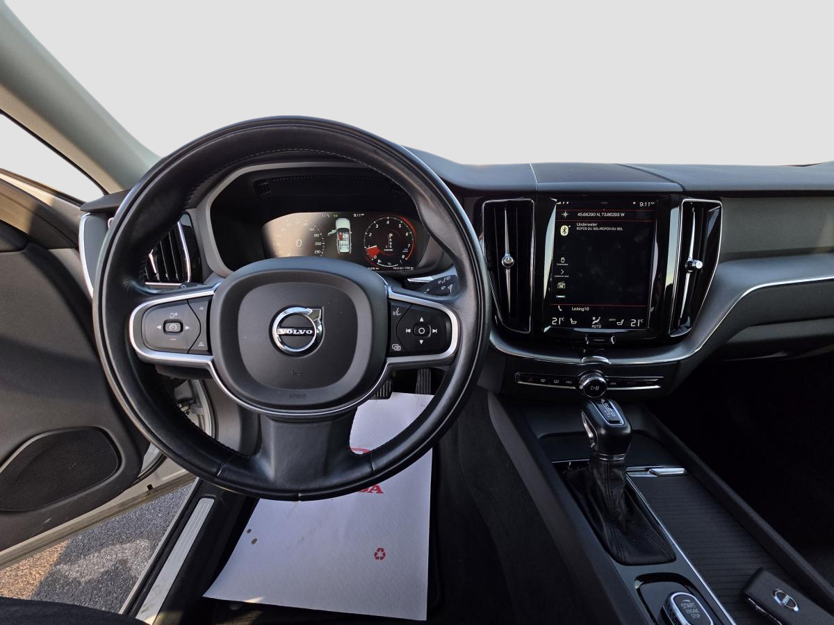 2022 Volvo XC40 - Image 11