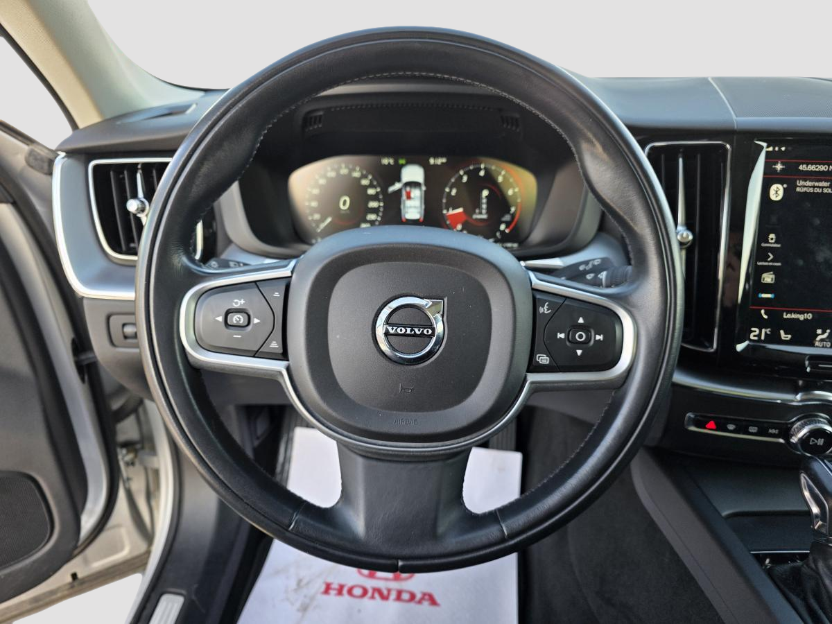 2022 Volvo XC40 - Image 12