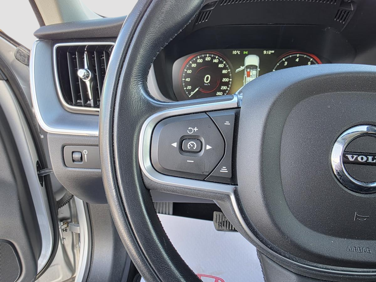 2022 Volvo XC40 - Image 13