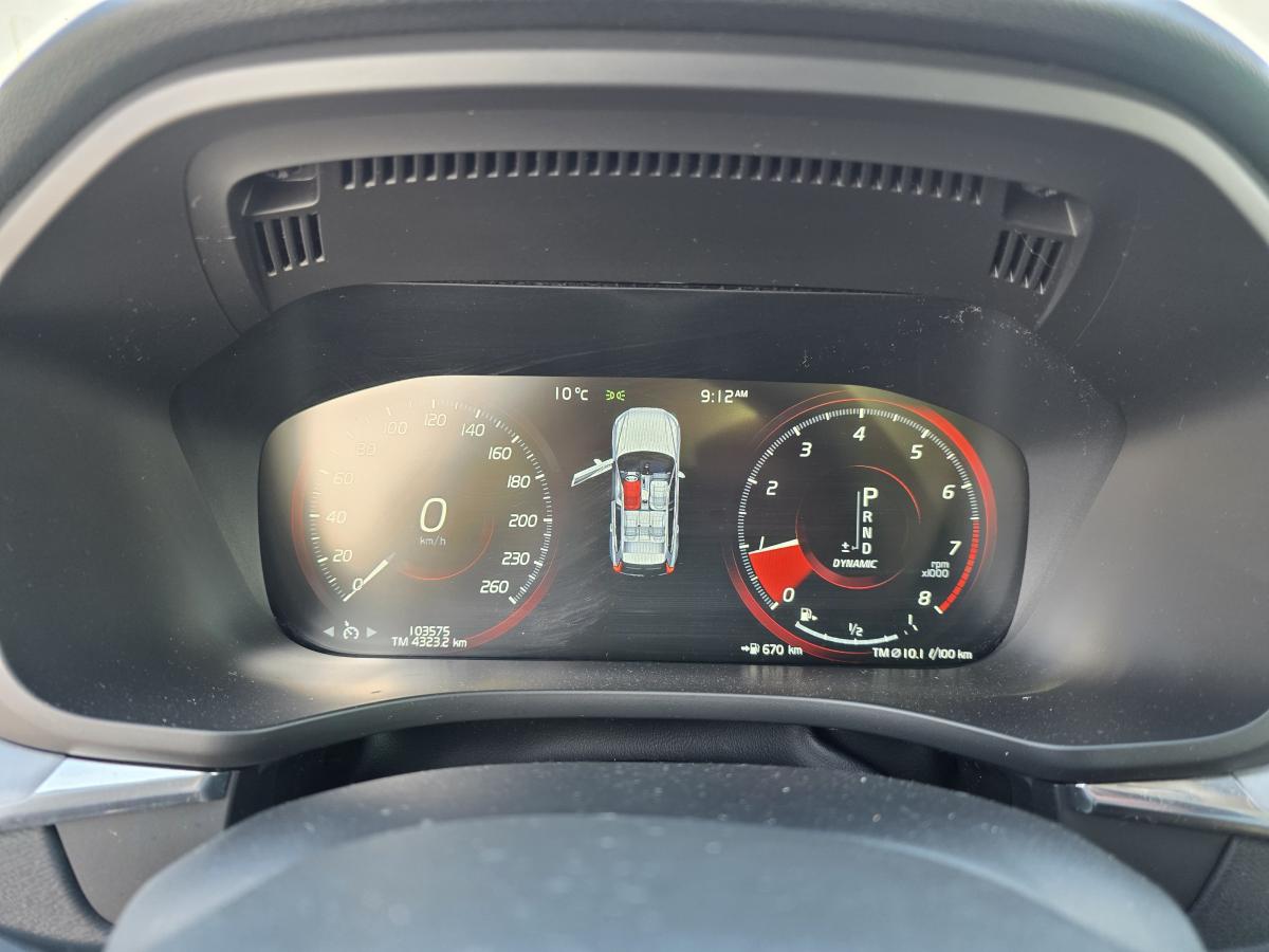 2022 Volvo XC40 - Image 15