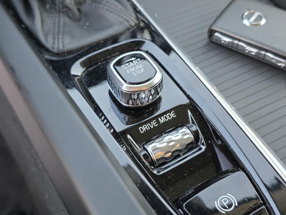 2022 Volvo XC40 - Image 19