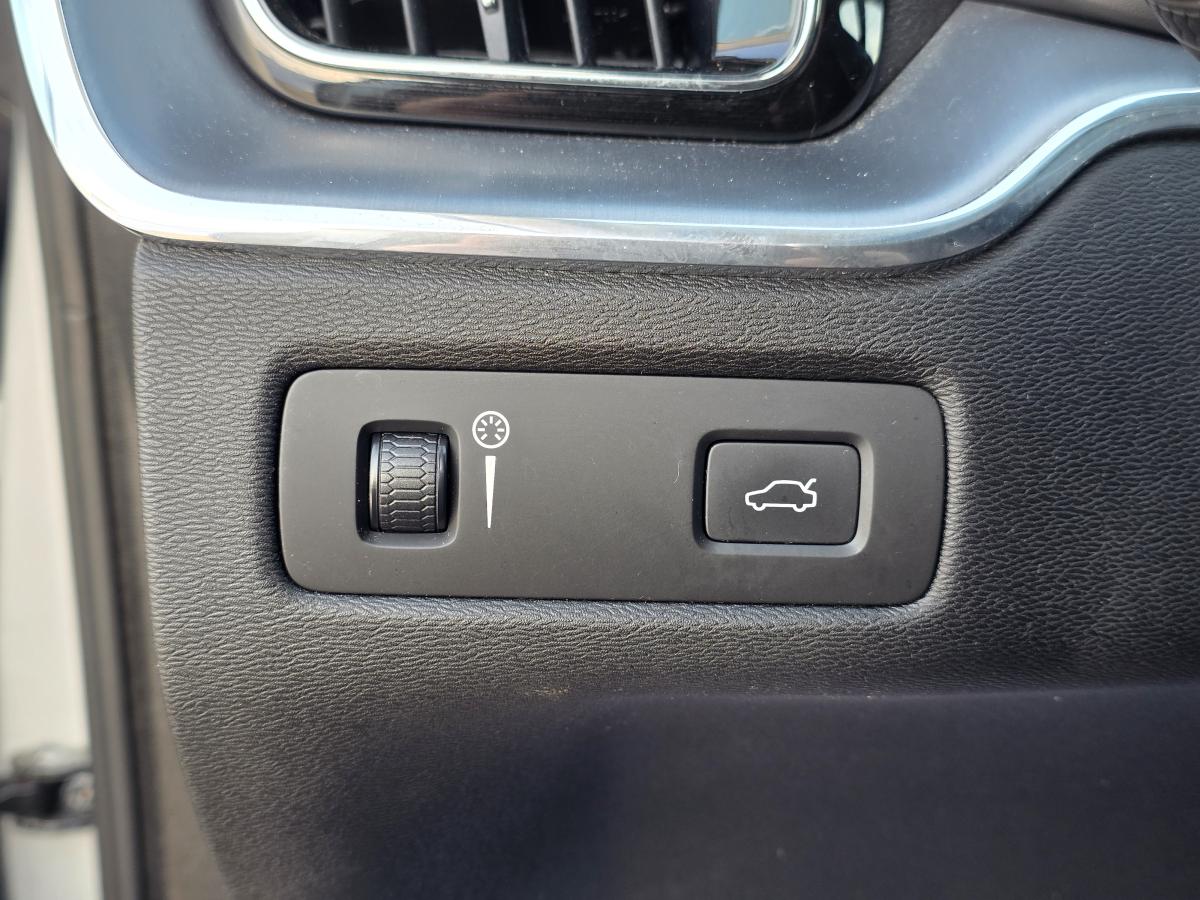 2022 Volvo XC40 - Image 20