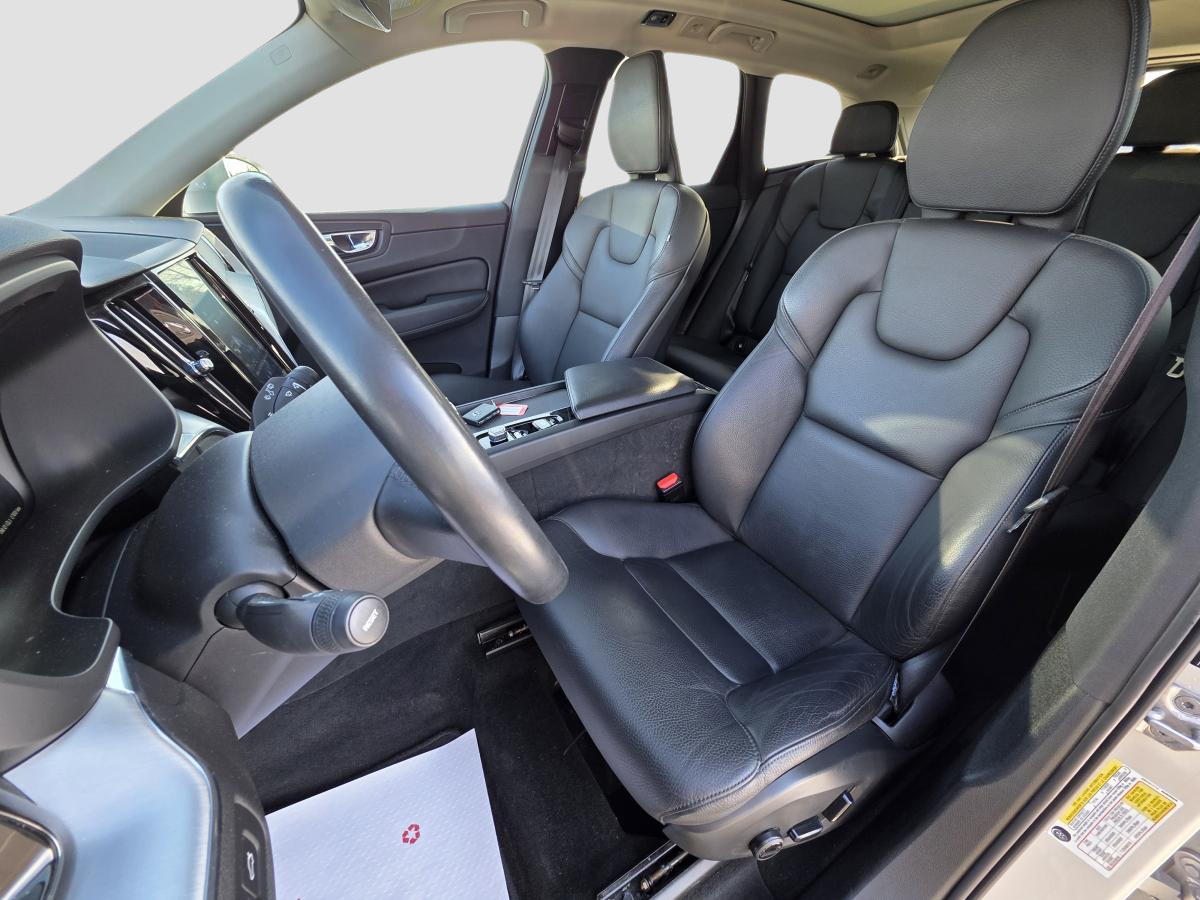 2022 Volvo XC40 - Image 22