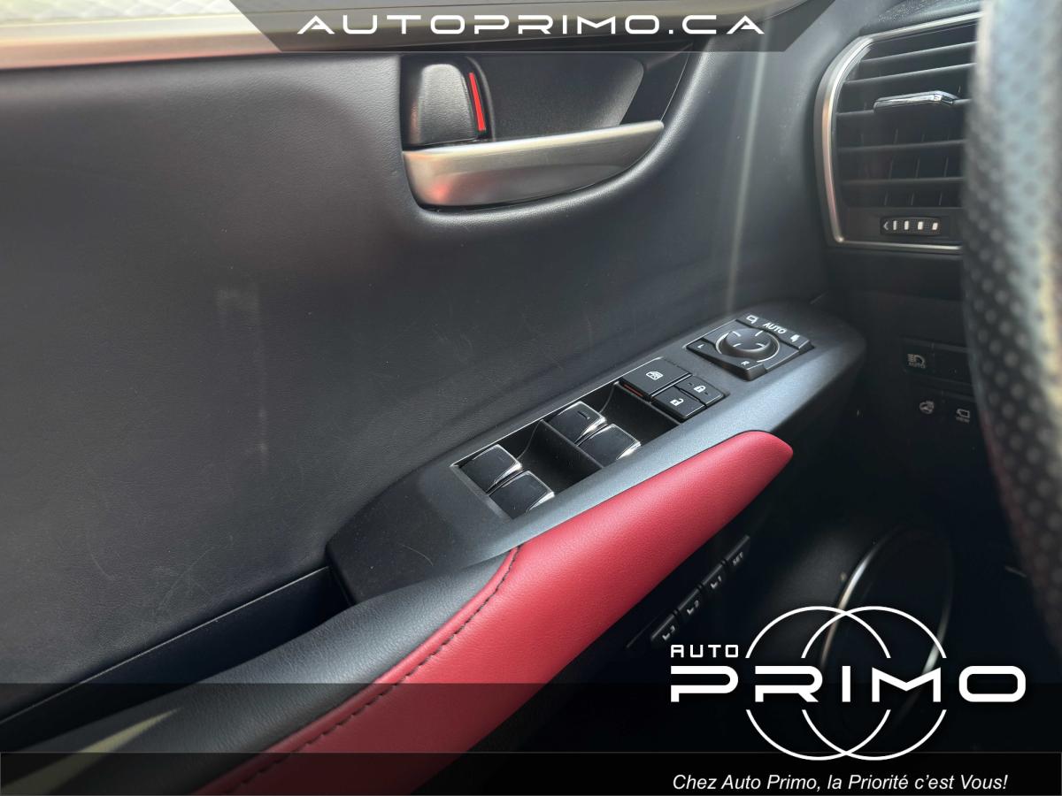 2023 Volvo XC40 - Image 13
