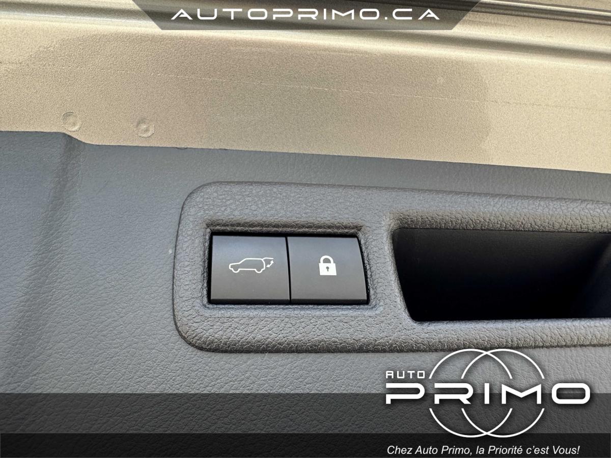 2023 Volvo XC40 - Image 16