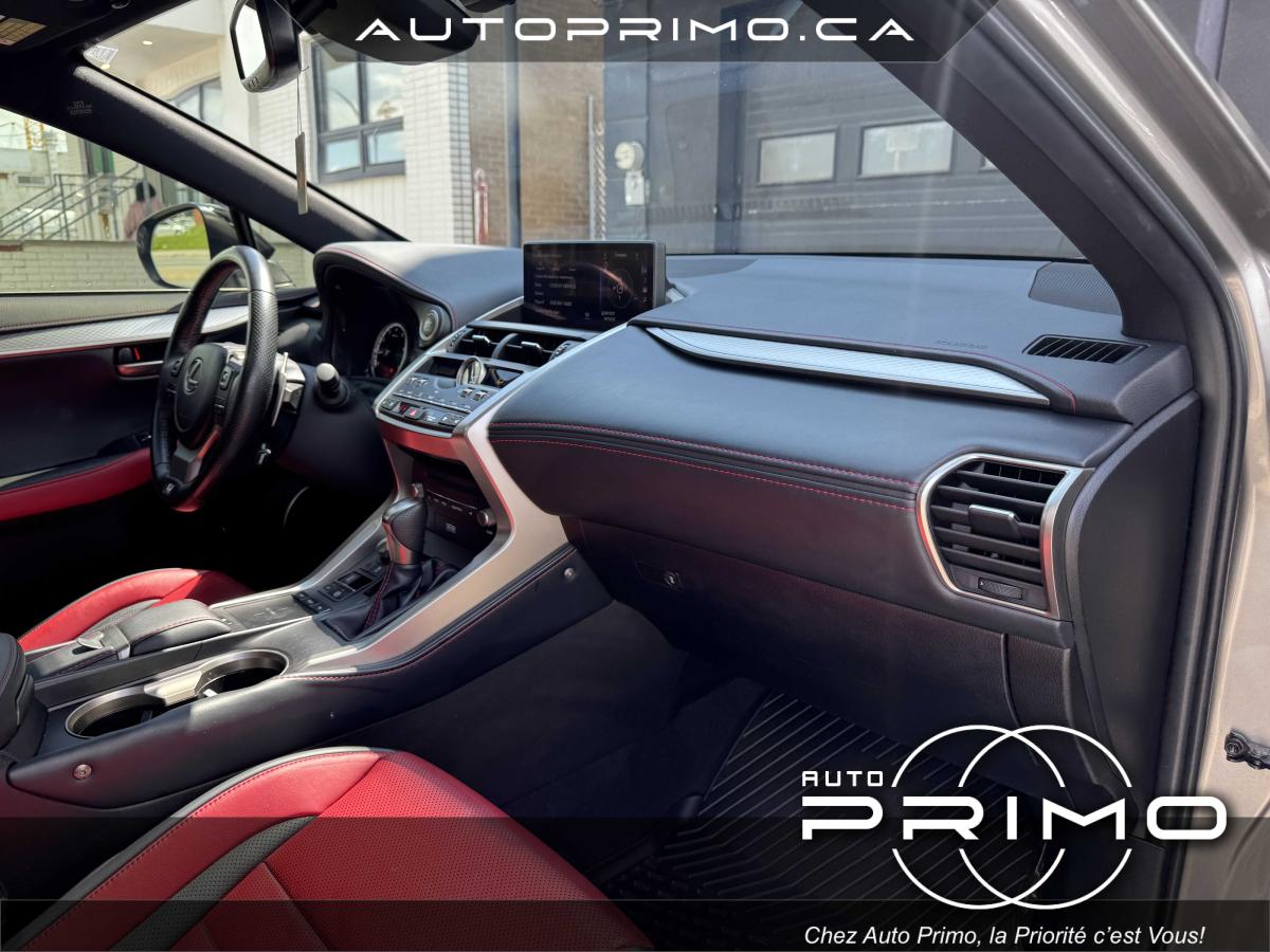 2023 Volvo XC40 - Image 29