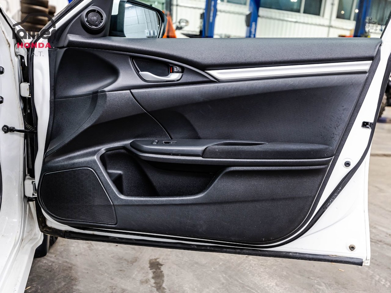 2022 Toyota Venza - Image 16