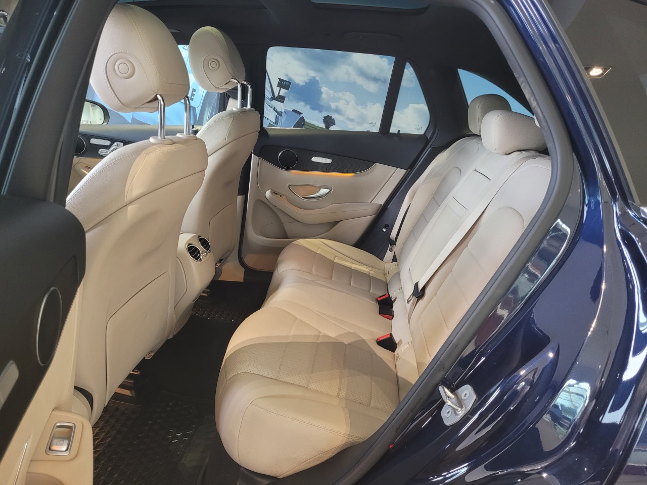 2027 Ford F-450 - Image 13