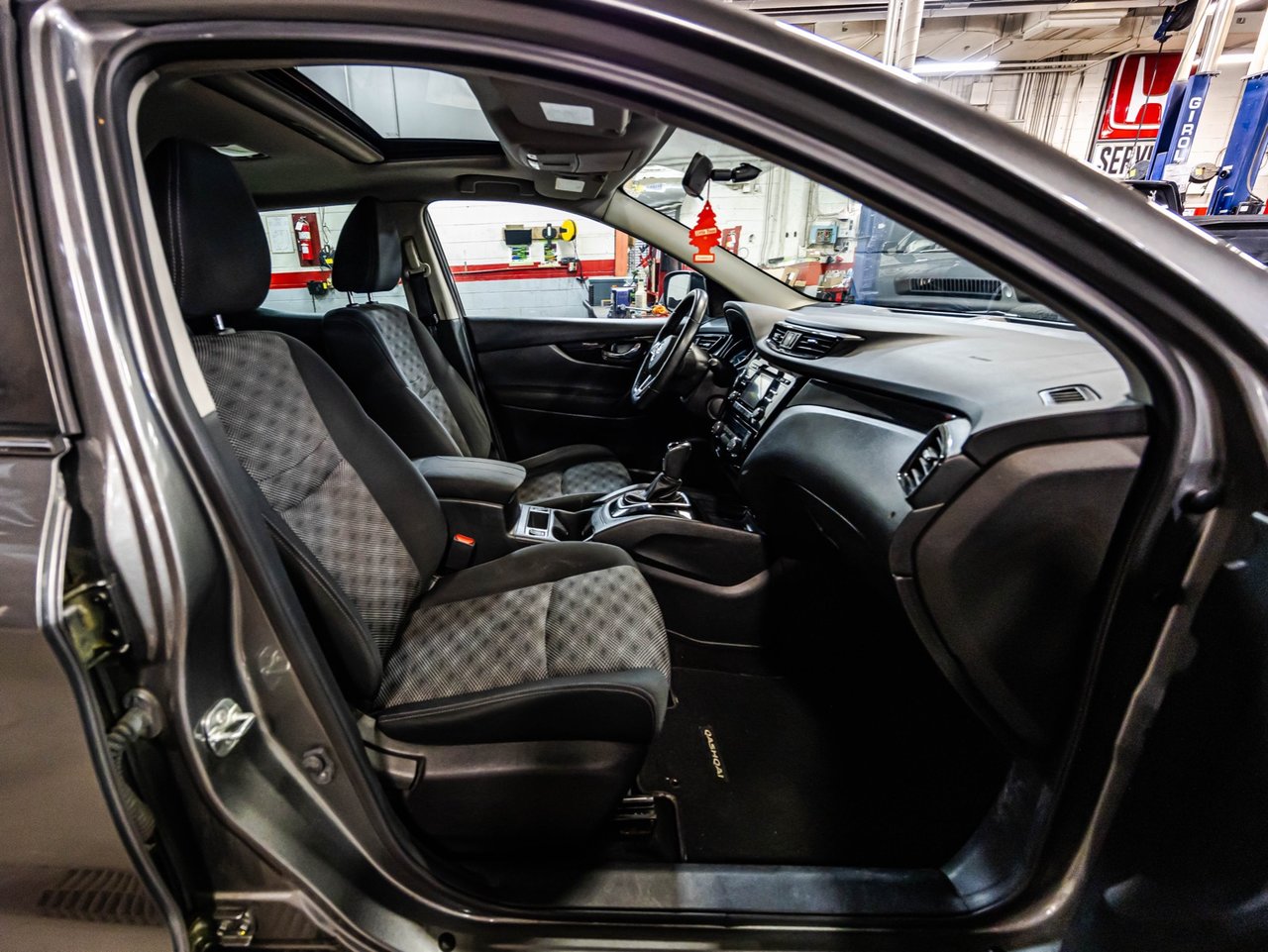 2022 Ford Explorer - Image 26