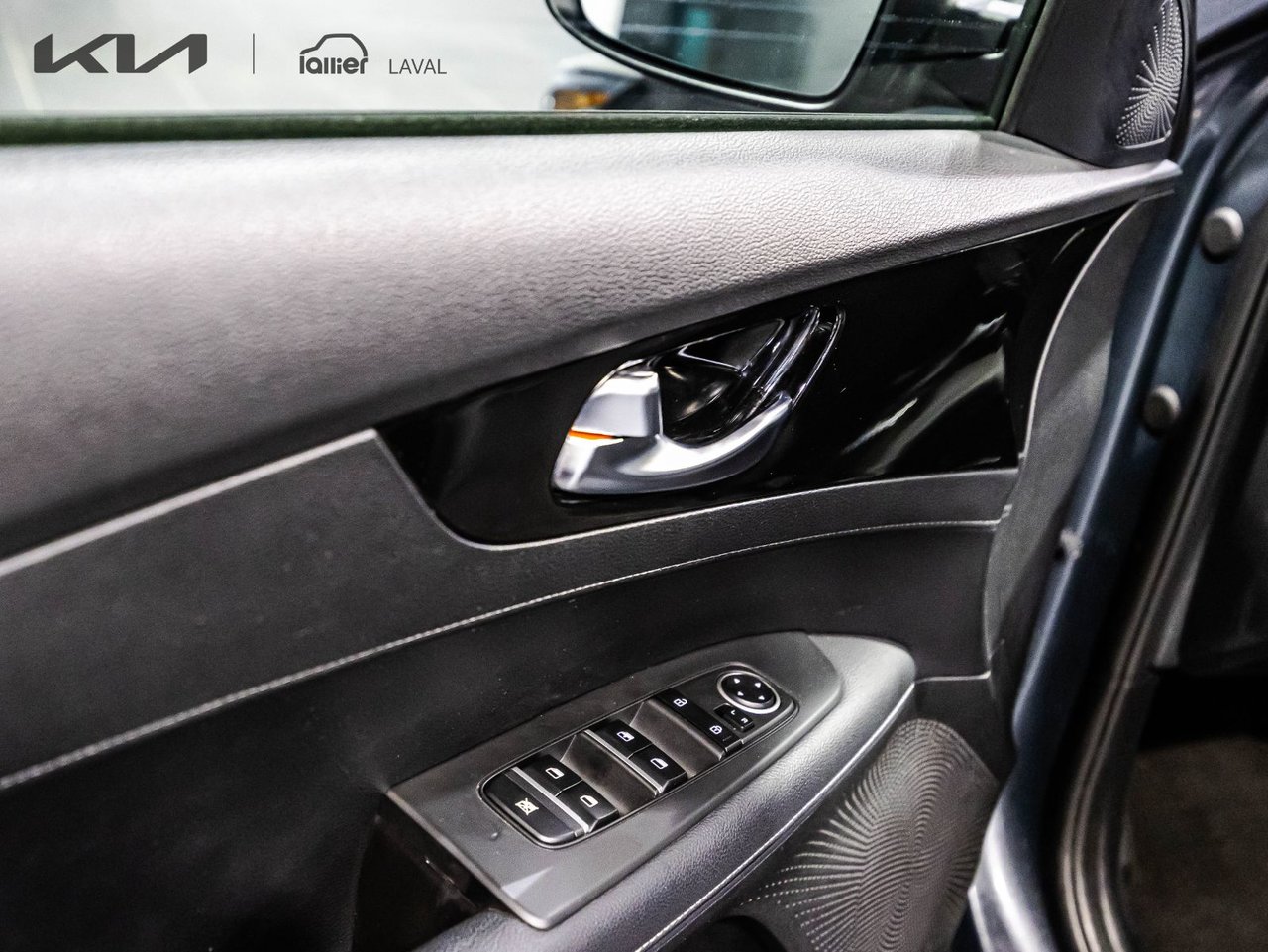 2023 Toyota Corolla Cross - Image 16