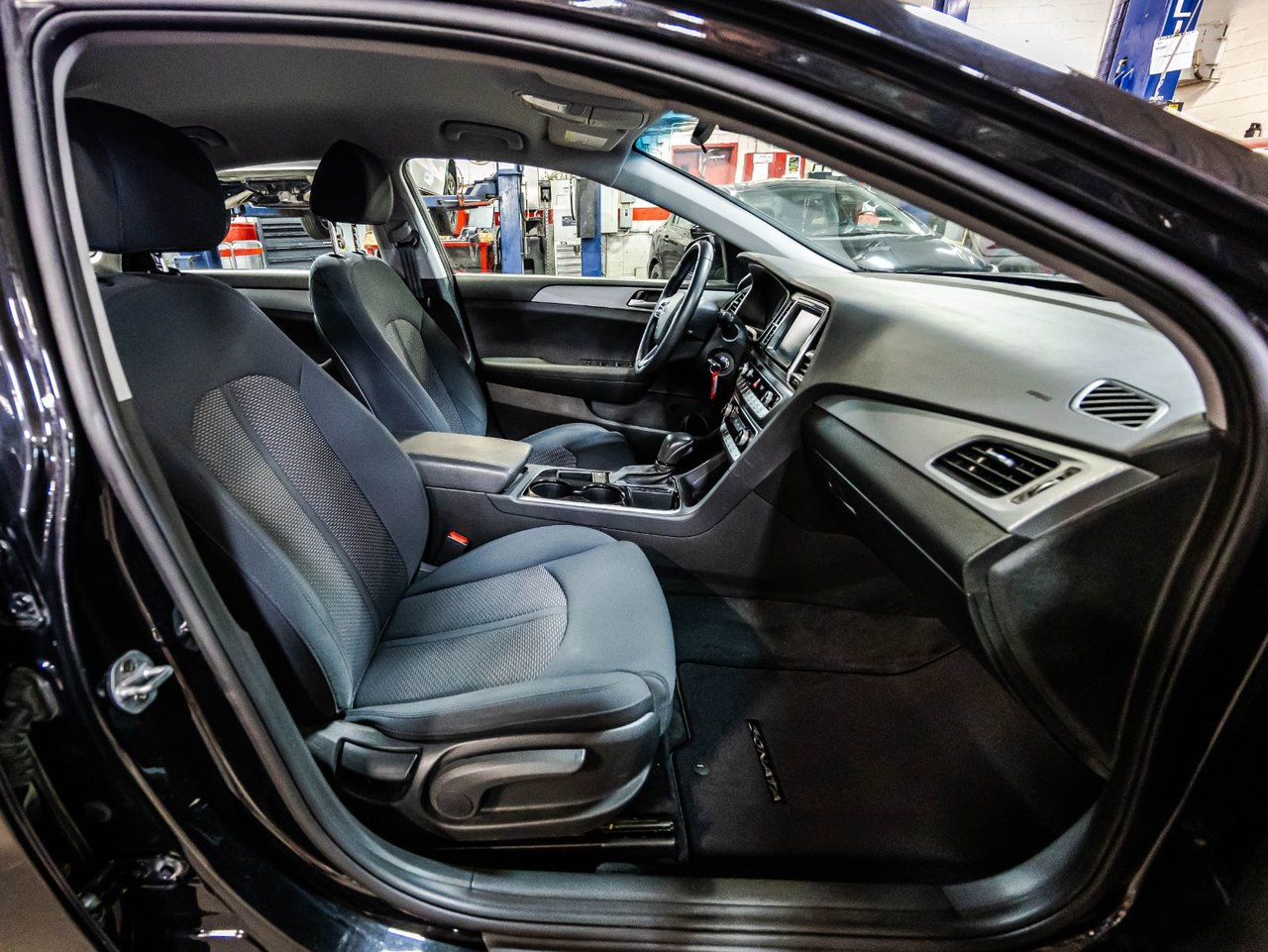 2017 Toyota Tacoma - Image 23