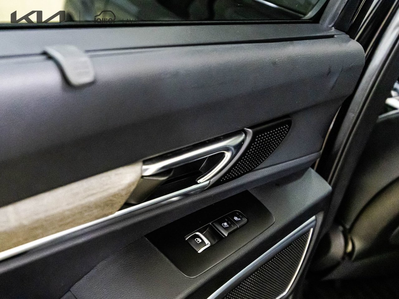 2022 Chrysler 300 - Image 18