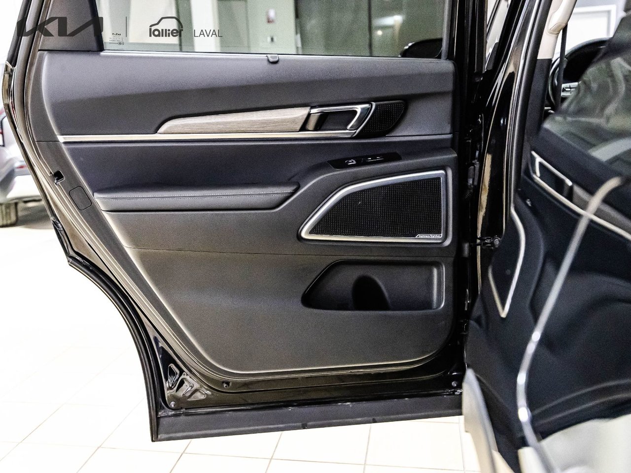 2022 Chrysler 300 - Image 19