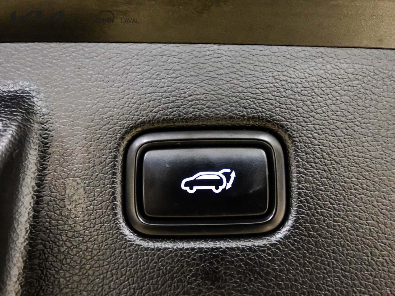 2022 Chrysler 300 - Image 22