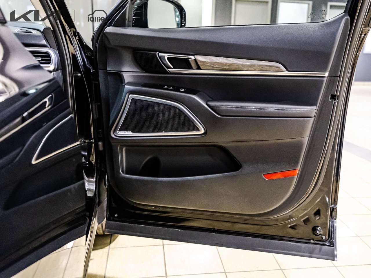 2022 Chrysler 300 - Image 24