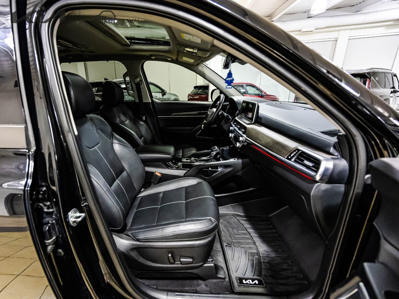 2022 Chrysler 300 - Image 25