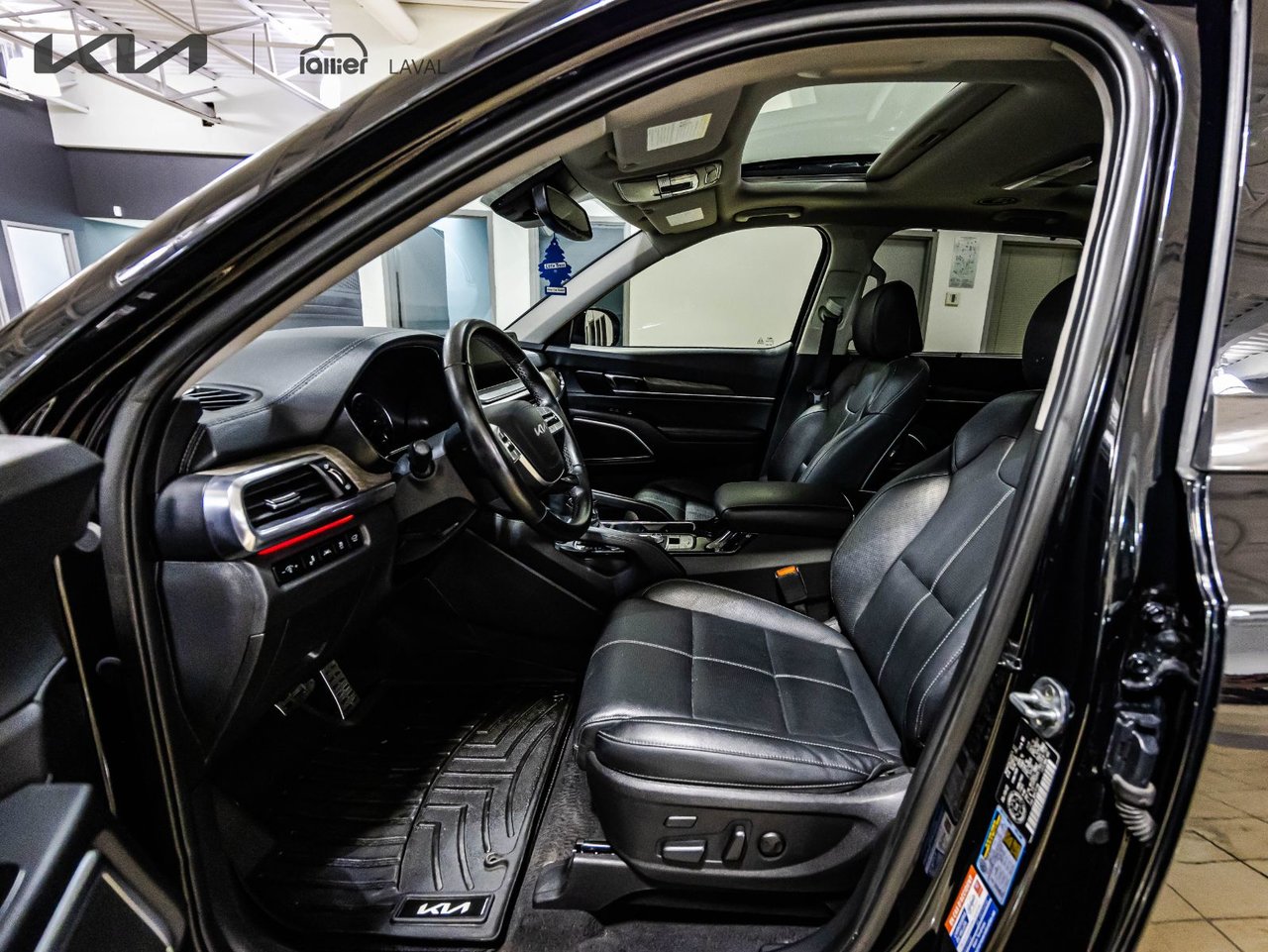 2022 Chrysler 300 - Image 27