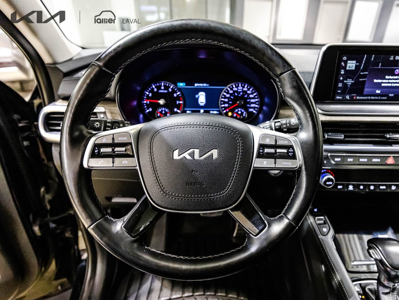 2022 Chrysler 300 - Image 30