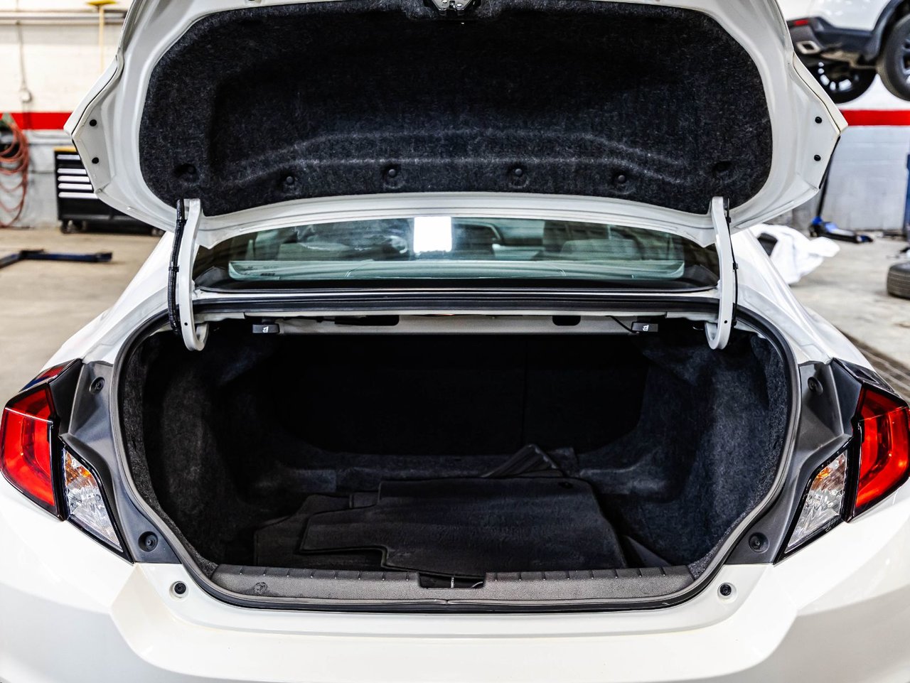 2022 Volvo XC40 - Image 22