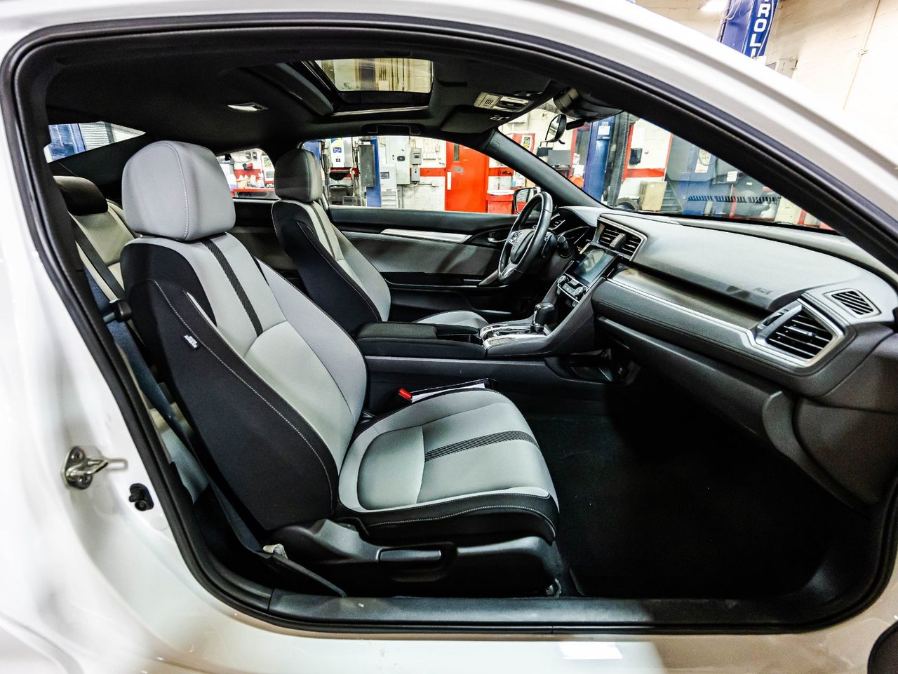 2022 Volvo XC40 - Image 24