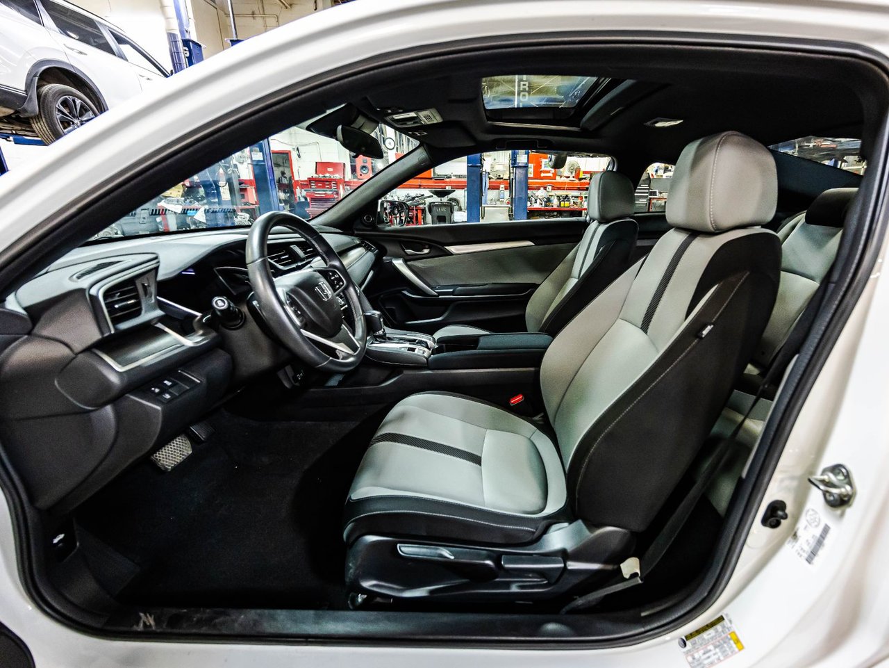 2022 Volvo XC40 - Image 27