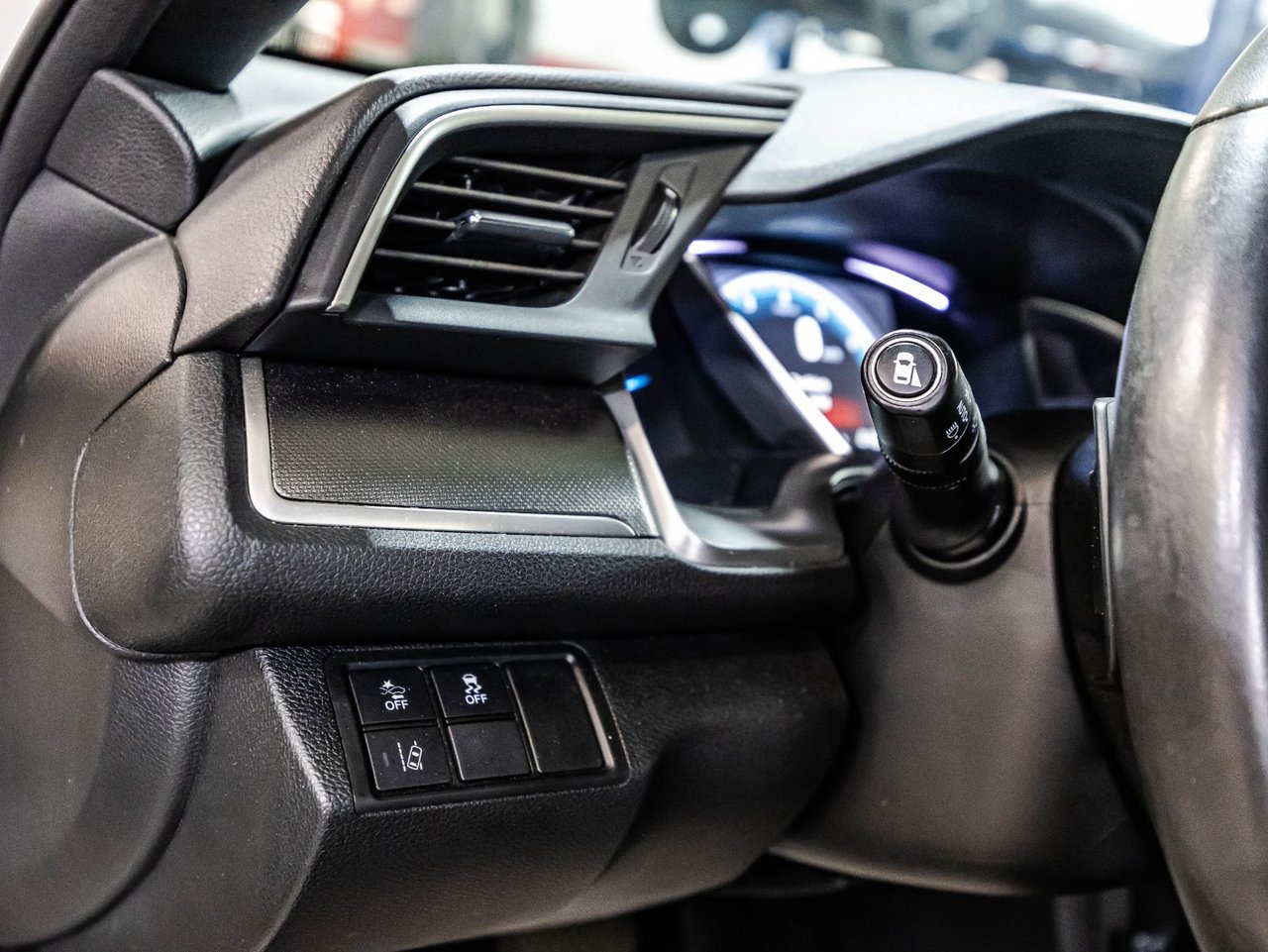 2022 Volvo XC40 - Image 29