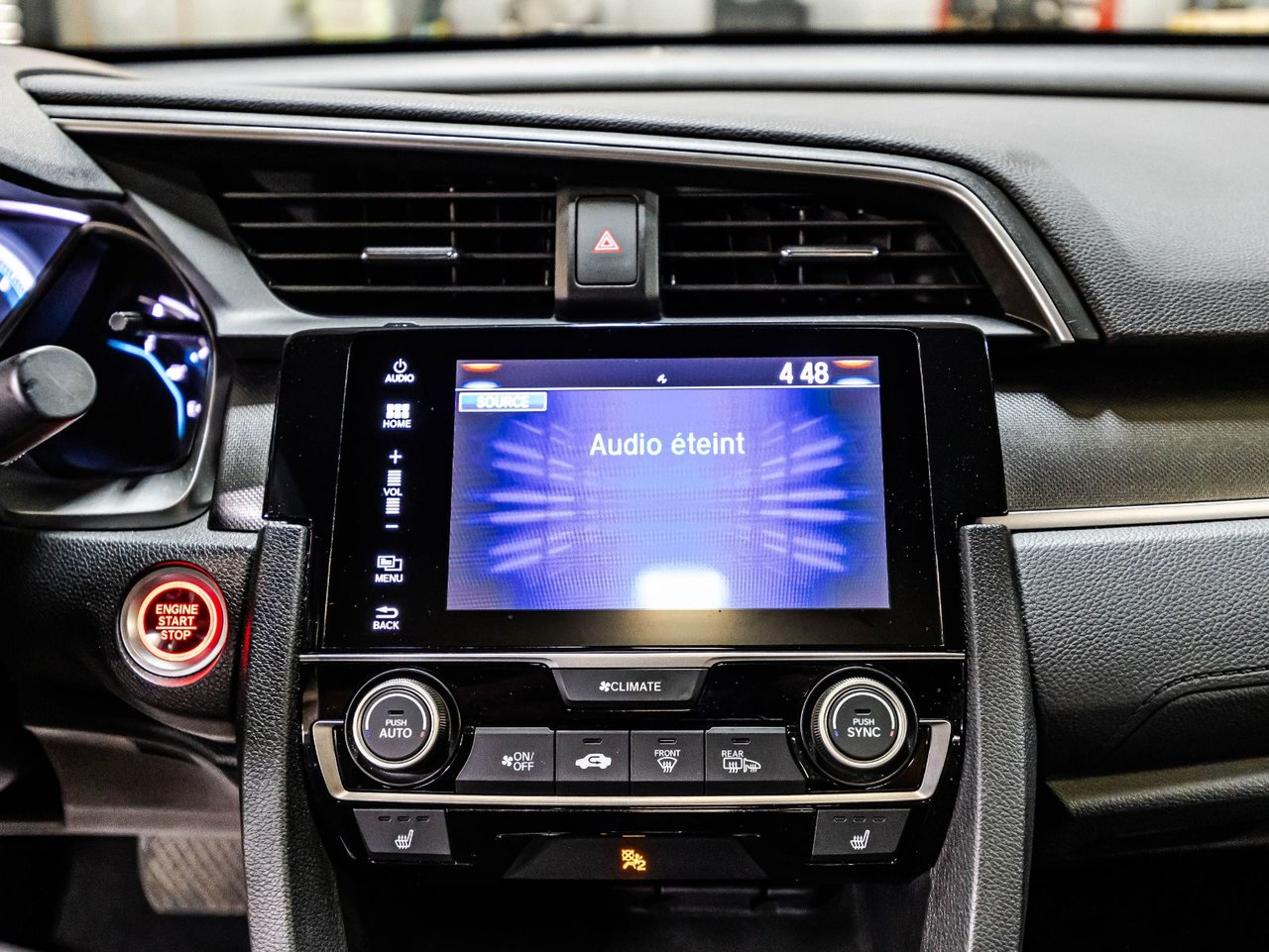 2022 Volvo XC40 - Image 32