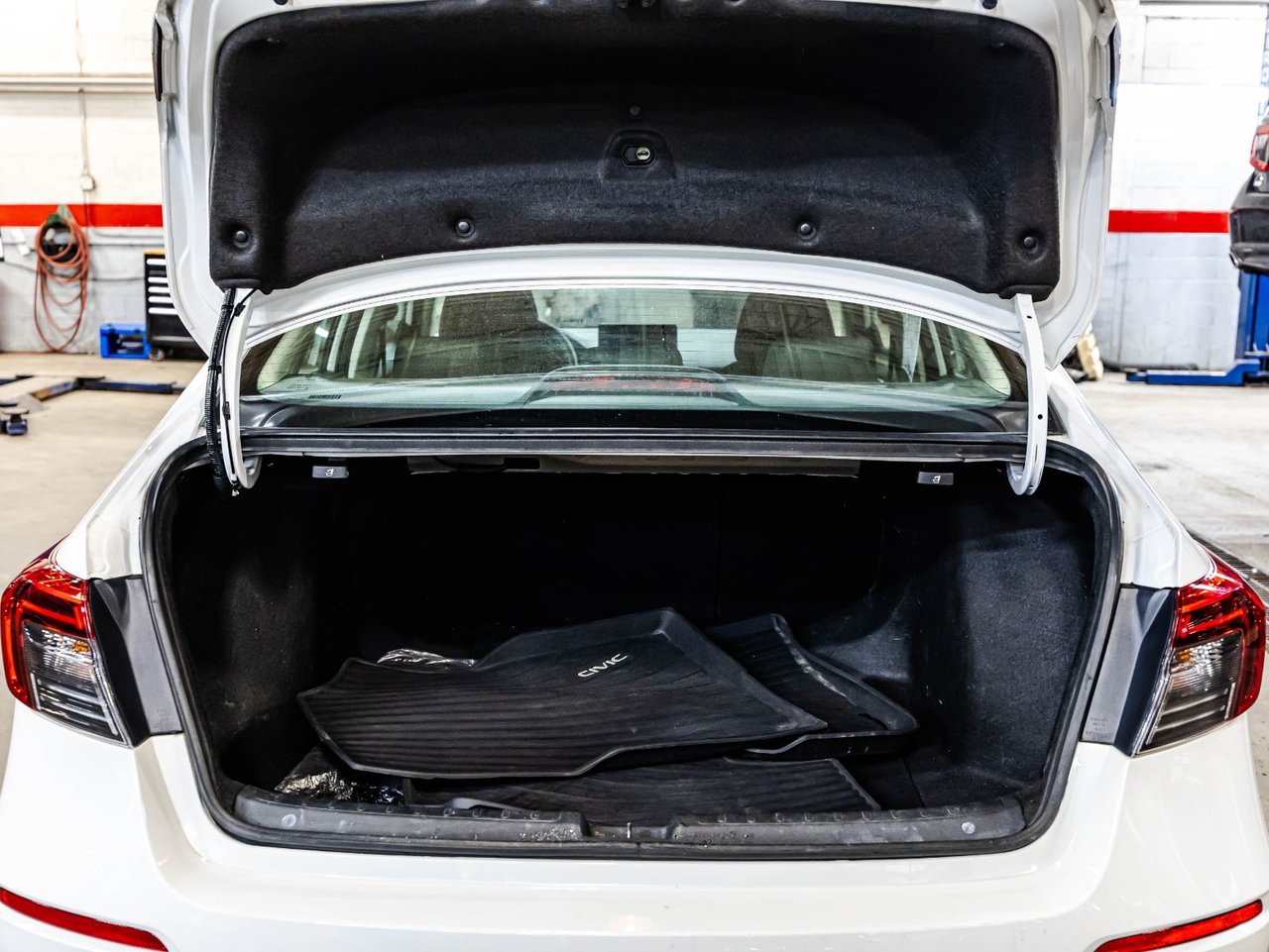2027 Lincoln Aviator - Image 24