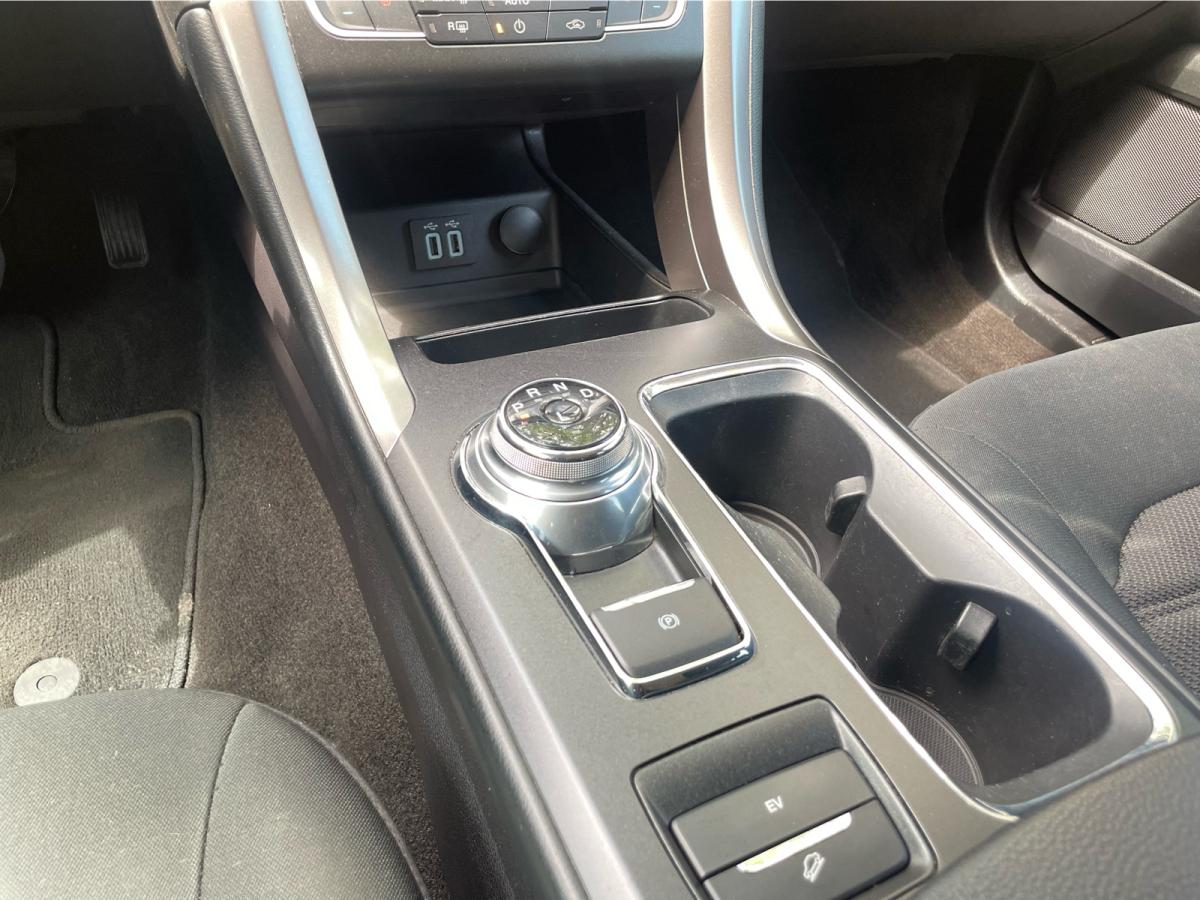 2019 Ford Fusion Energi - Image 16