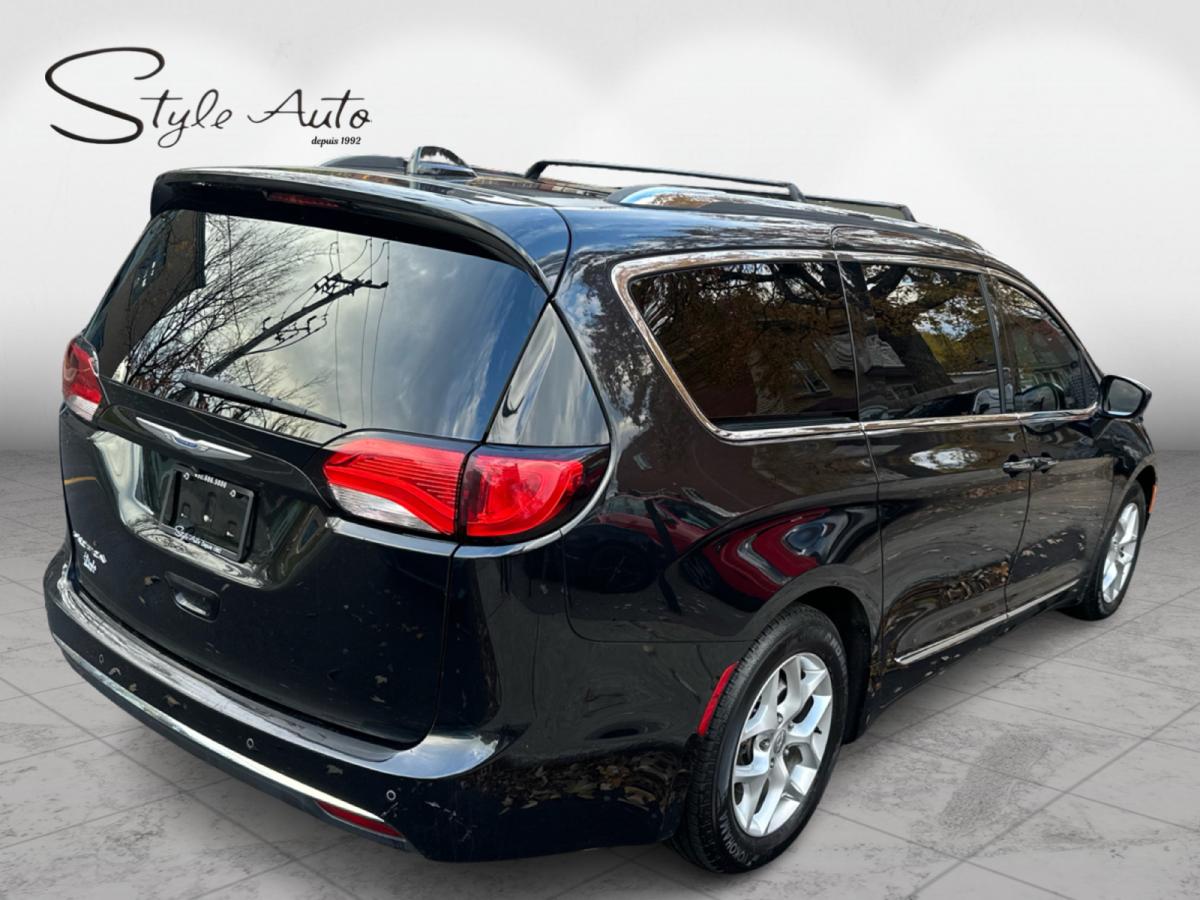 2018 Chrysler Pacifica - Image 8