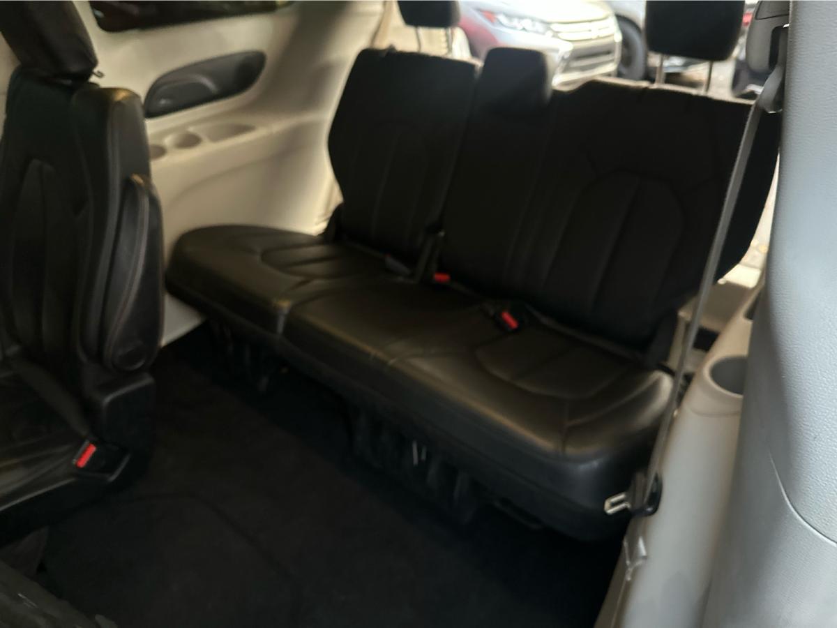 2018 Chrysler Pacifica - Image 11