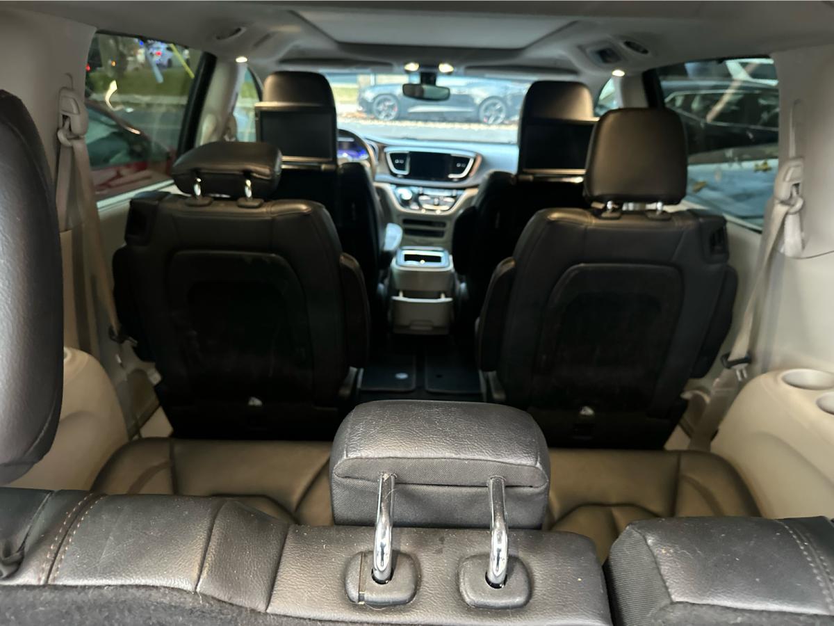 2018 Chrysler Pacifica - Image 12