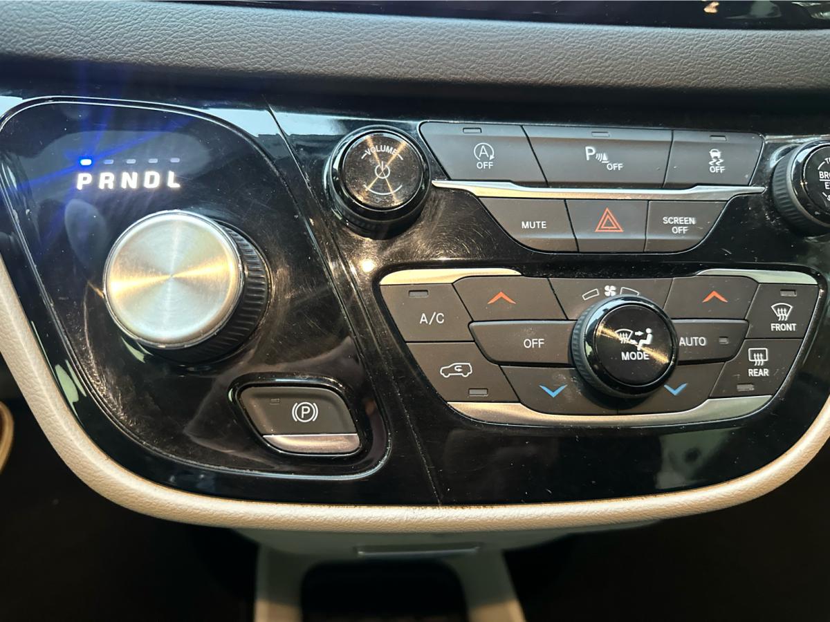 2018 Chrysler Pacifica - Image 16