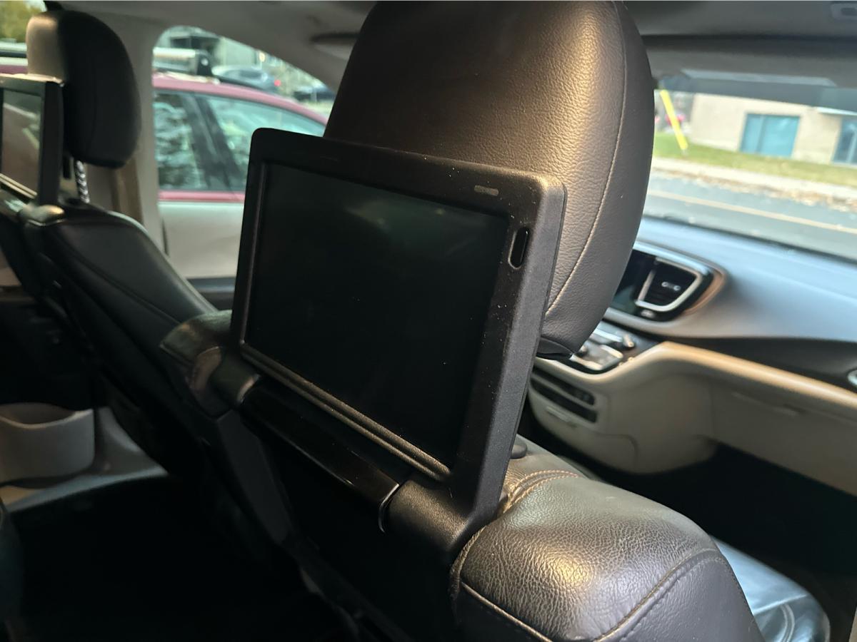 2018 Chrysler Pacifica - Image 17