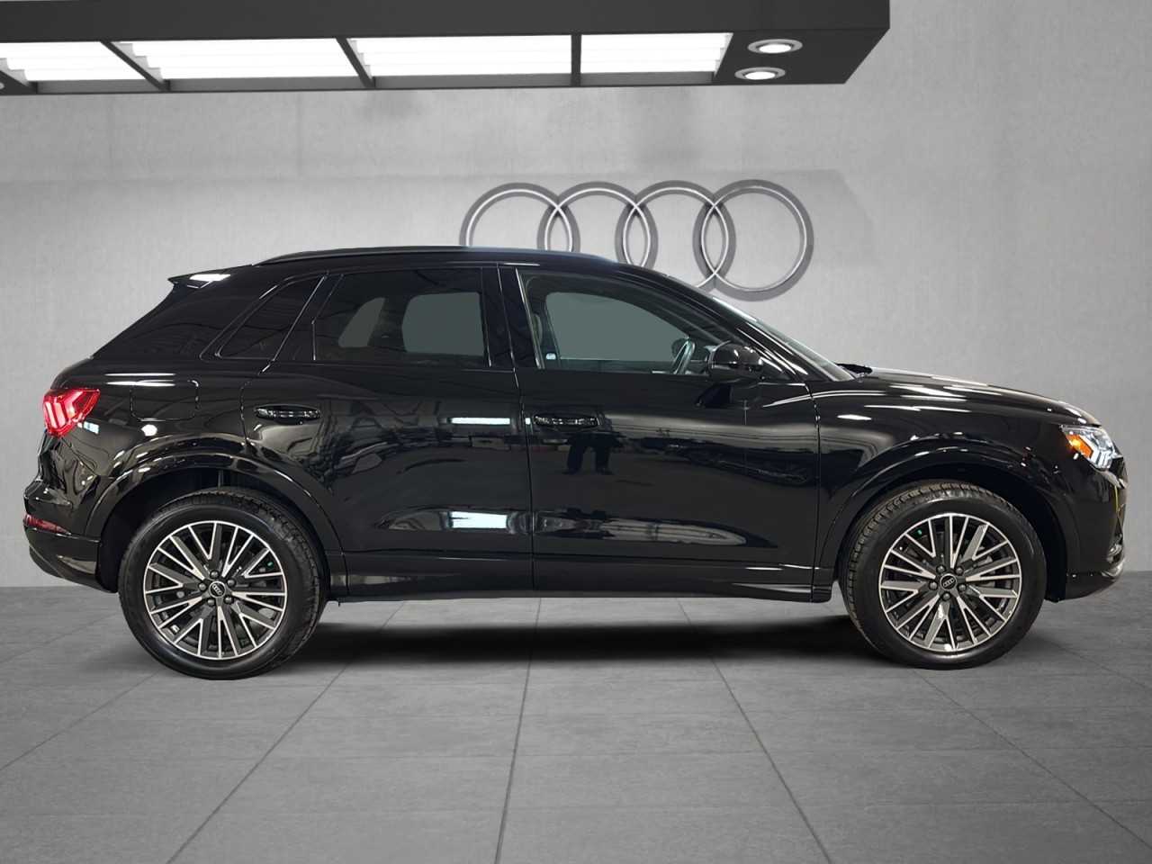 2023 Audi Q3 - Image 4