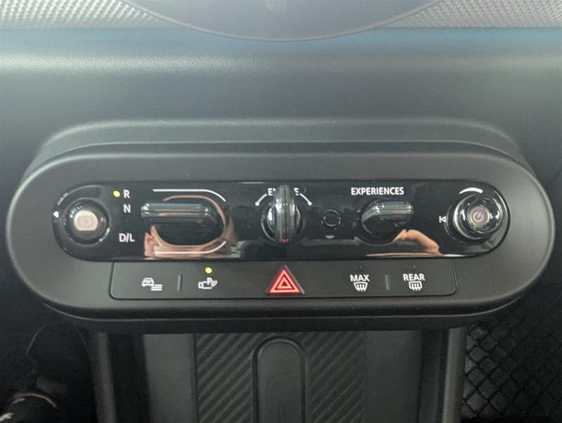 2025 MINI 3 Door - Image 11