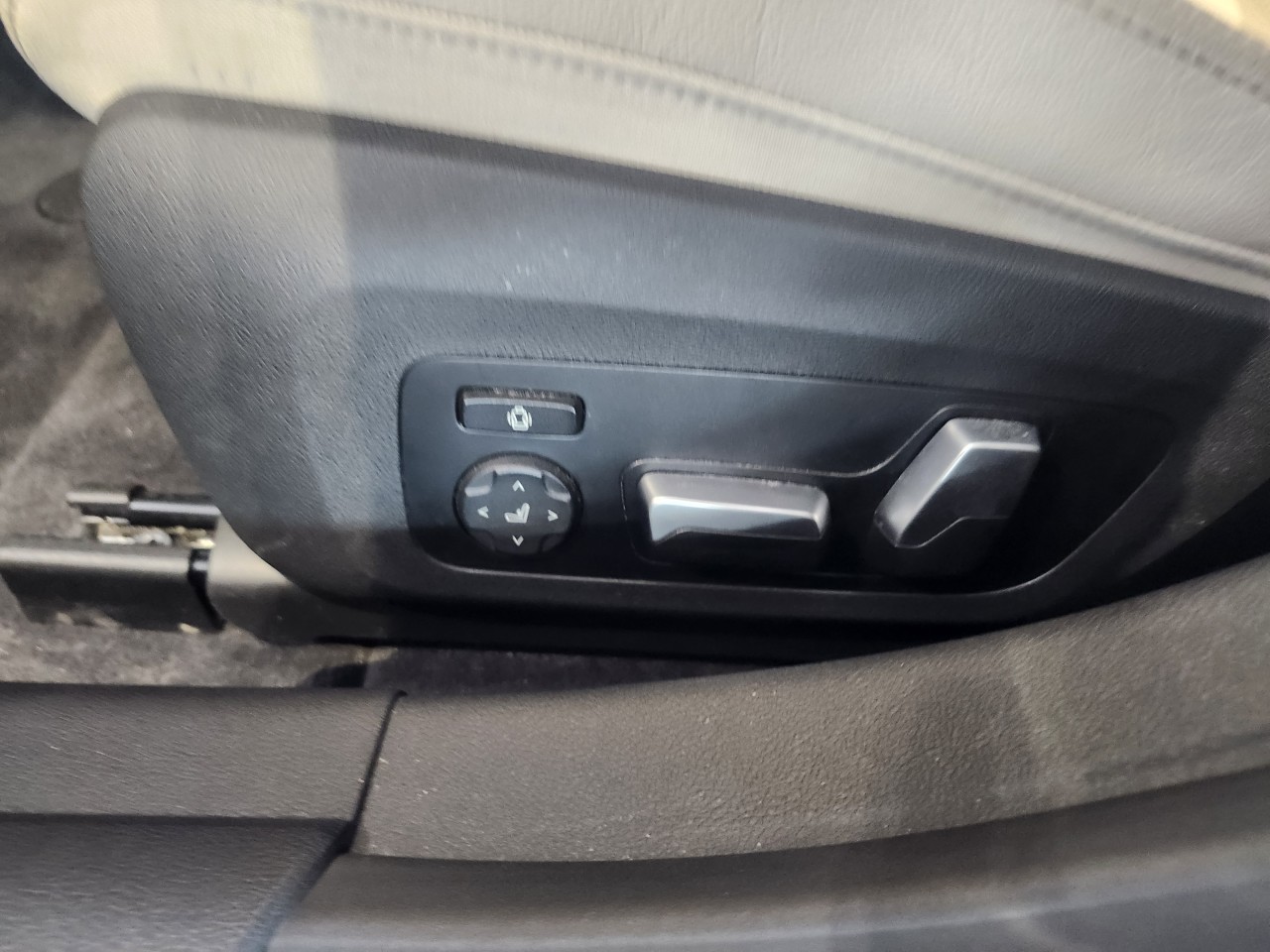 2023 BMW i4 - Image 13