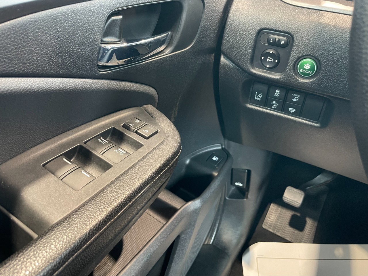 2017 Honda Ridgeline - Image 19