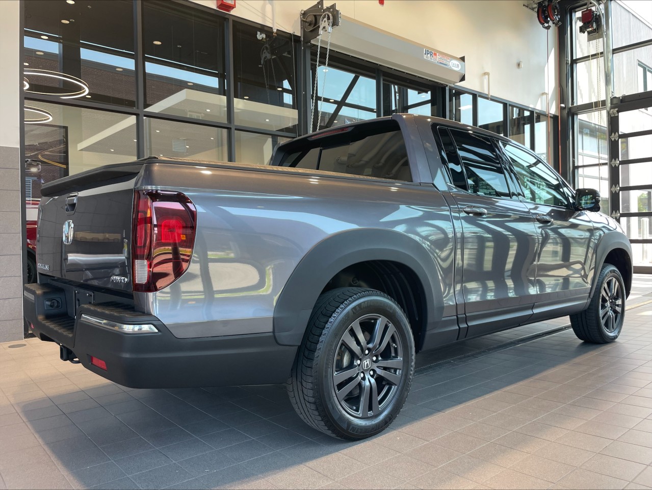 2020 Honda Ridgeline - Image 6