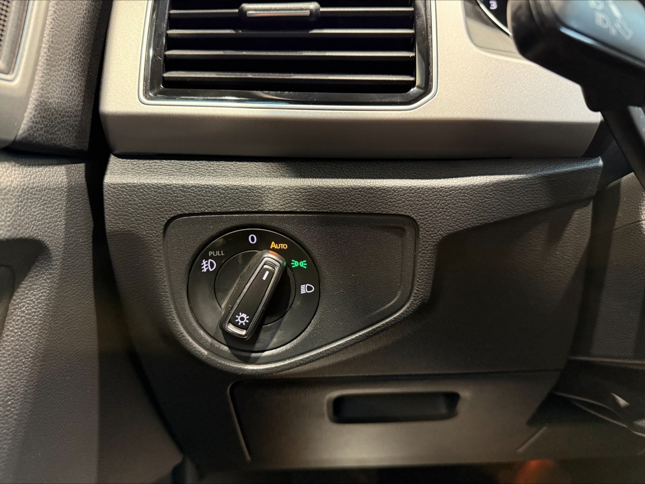 2018 Volkswagen Atlas - Image 22