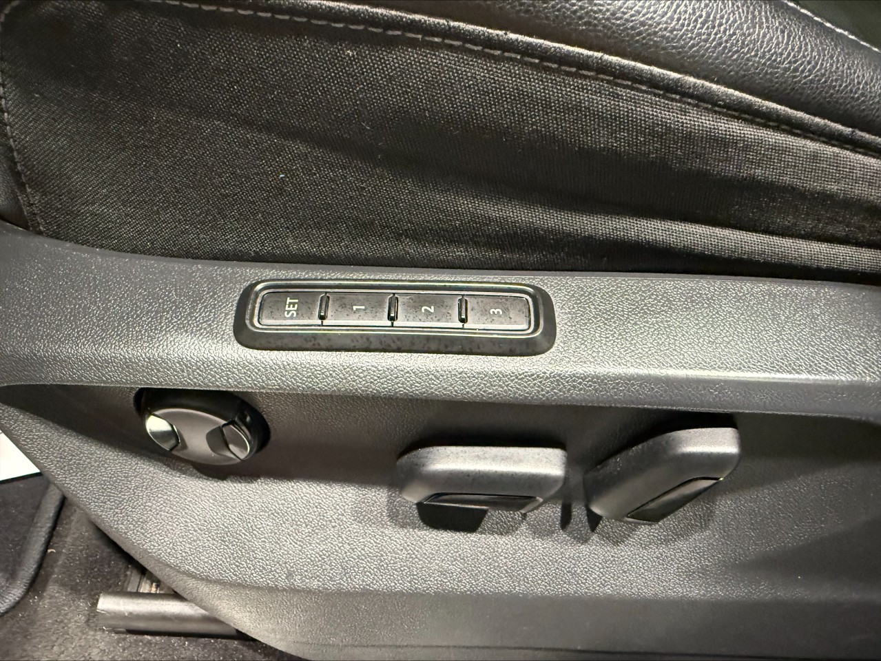 2018 Volkswagen Atlas - Image 25