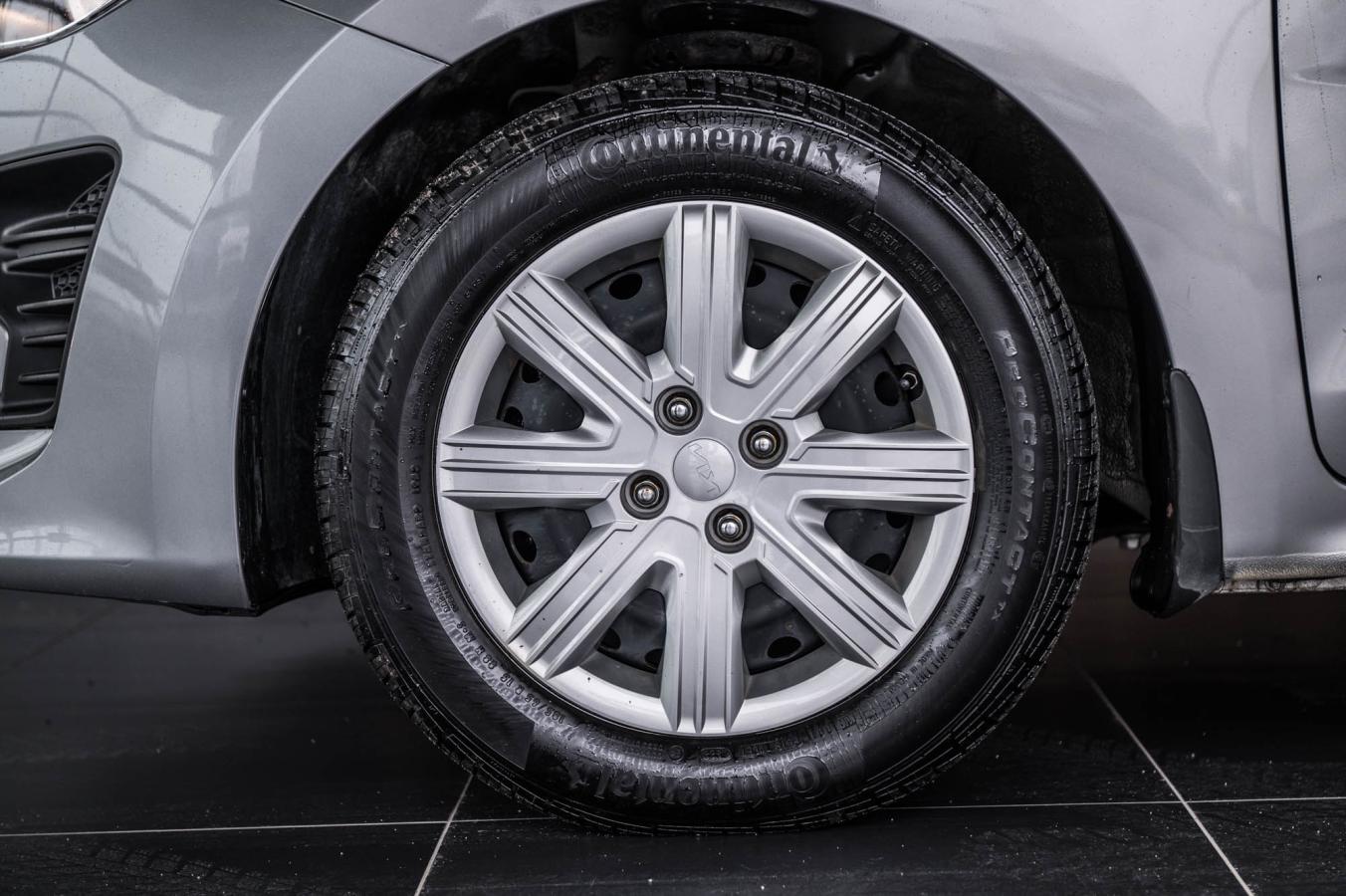 2023 Kia Rio5 - Image 5