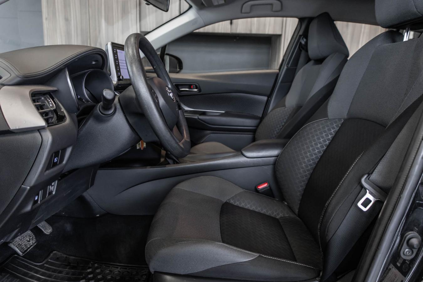 2022 Toyota C-HR - Image 13