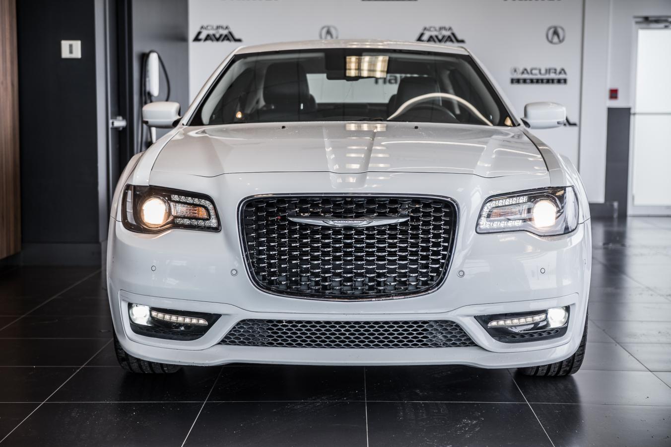 2022 Chrysler 300 - Image 2