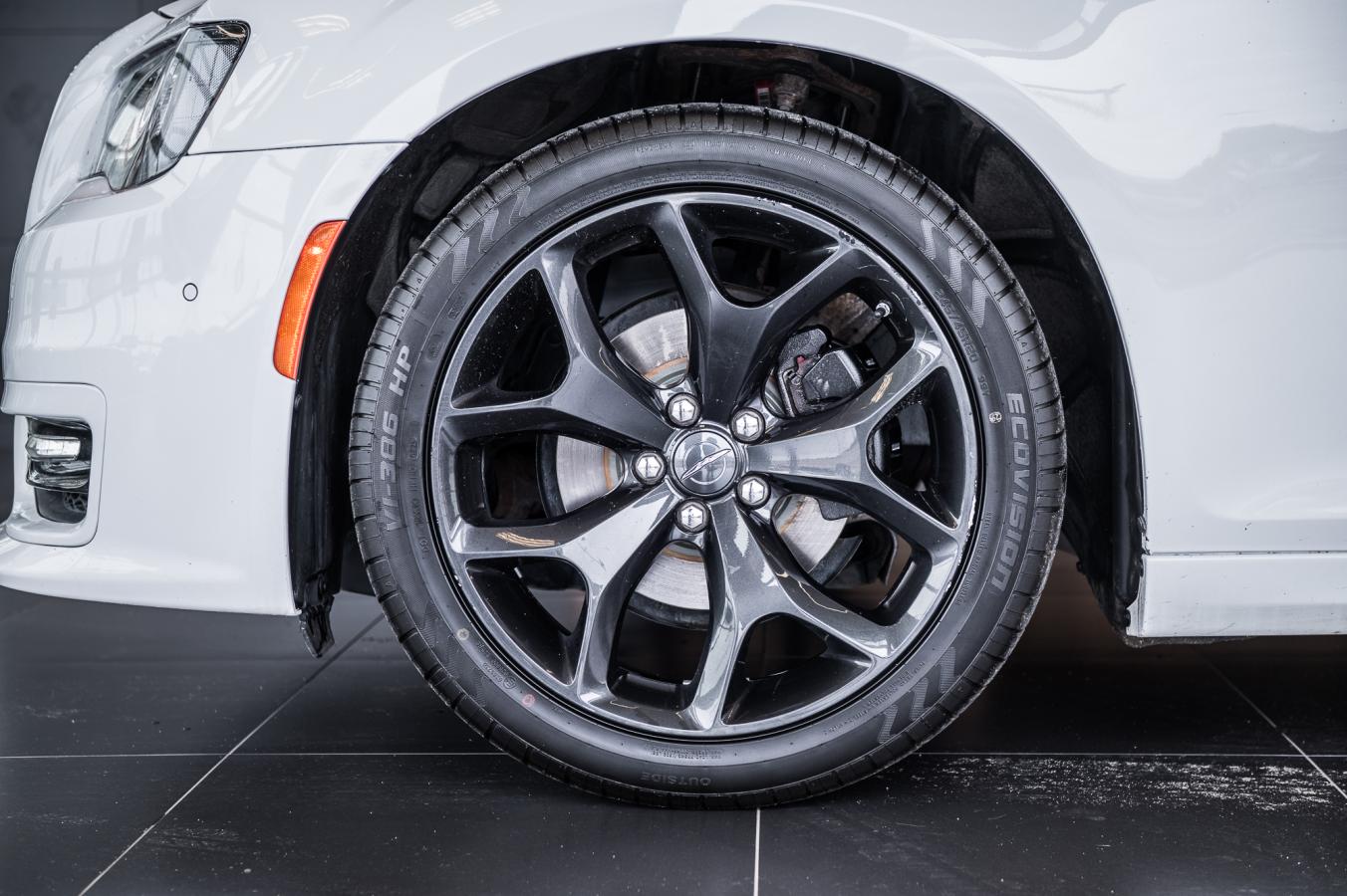 2022 Chrysler 300 - Image 5