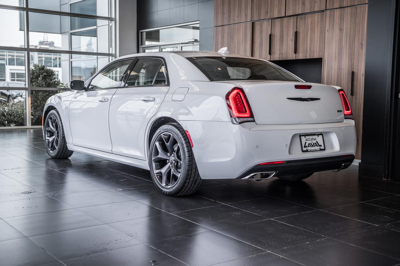 2022 Chrysler 300 - Image 7