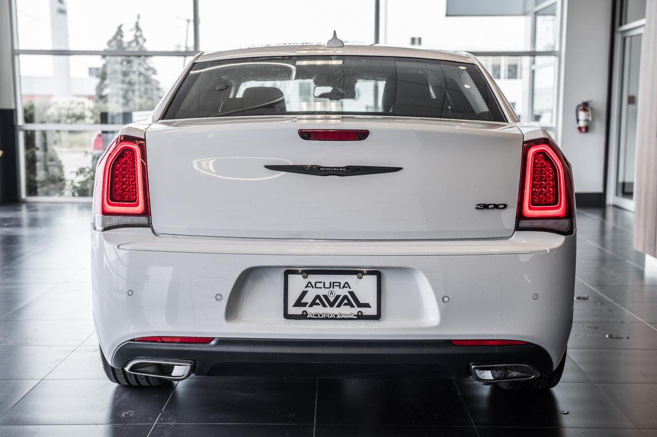 2022 Chrysler 300 - Image 8