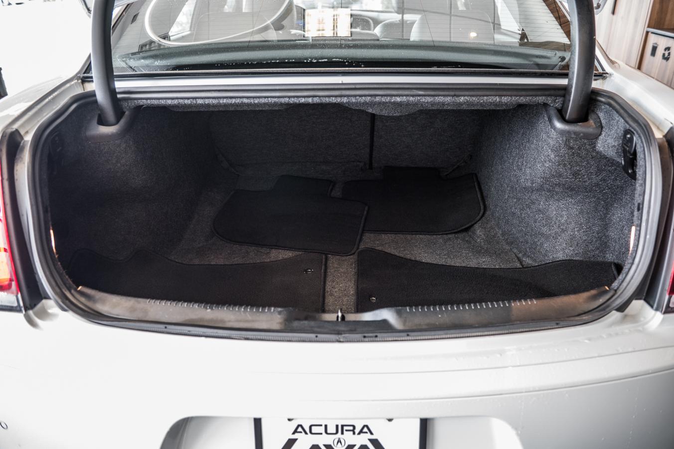 2022 Chrysler 300 - Image 10